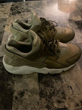 Nike Women’s Olive/Tan Huarache Style Sneakers